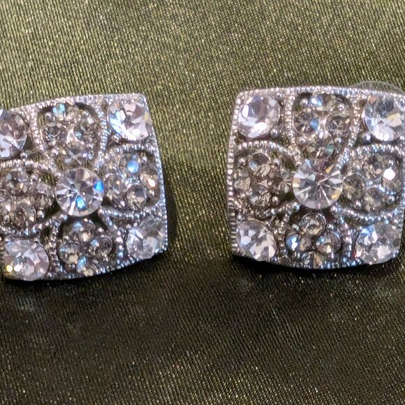 The vintage earrings are adorned with numerous clear rhinestones, - Picture 3 of 4